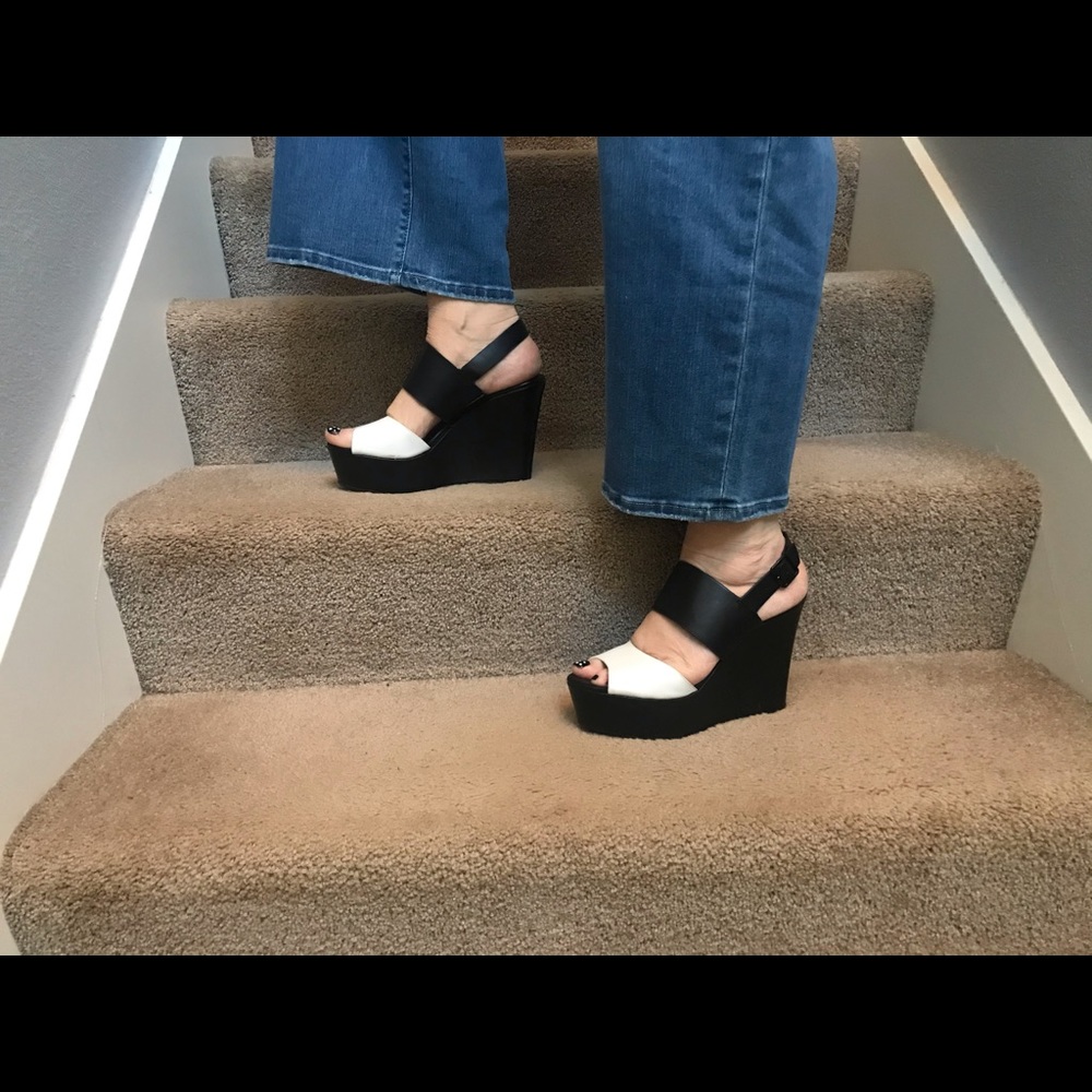 Steve Madden Back and White Retro Platform Sandals